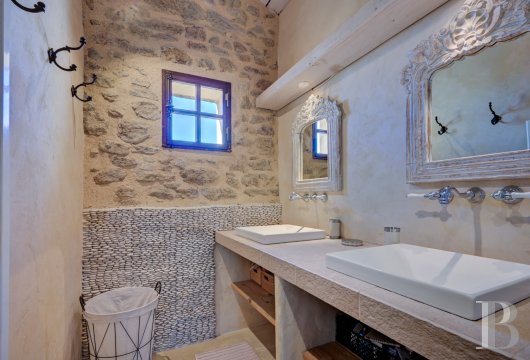 Dans le Vaucluse, aux environs de Beaumes-de-Venise,  une ancienne ferme du 18e siècle bordée de vignes - photo  n°33